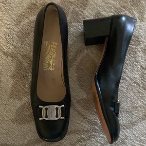 SALVATORE FERRAGAMO SHOES sz 8 B black Leather stacked heel 2 1/2” Tan inside